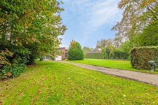 <p>Op een uitstekende en rustige locatie in Westmalle vinden we dit ruime perceel van maar liefst <strong>3.990 m²</strong>. Het perceel <strong>biedt tal van mogelijkheden</strong> en is uitermate geschikt voor wie op zoek is naar ruimte, groen en een aantrekkelijke ligging. Op het perceel bevindt zich momenteel een te renoveren woning met een bewoonbare oppervlakte van ca. 236 m². De bestaande bebouwing biedt mogelijkheden voor renovatie of kan, afhankelijk van de stedenbouwkundige voorschriften, plaatsmaken voor een nieuwbouwproject.</p><p>De ruime tuin en groene omgeving zorgen voor een bijzonder aangename setting, terwijl de ligging in Westmalle een goede bereikbaarheid en een vlotte verbinding met omliggende gemeenten biedt.<br />Een uniek perceel voor wie op zoek is naar ruimte, rust en mogelijkheden op een gegeerde locatie in Westmalle.</p><p>EXTRA: <br />- <strong>Bouwvoorschriften kunnen op aanvraag bezorgd worden!</strong><br />- EPC: 438 kWH / (m² jaar) uc: 20230816-0002965169-RES-1 (Renovatieverplichting, -> E- score). <br />-Niet gelegen in mogelijks of overstromingsgevoelig gebied, niet gelegen in afgebakend overstromingsgebied of afgebakende oeverzone, niet gelegen in risicozone overstromingen (P-score D, G-score D).<br />- Woongebied, Vg, Gmo, Gvkr, Vv. <br />- Niet opgenomen in maatregelenregister</p><p>Nabij school, winkels, autosnelweg, openbaar vervoer, etc. Voor meer info ga naar www.coenenvastgoed.be of bel 03/375.82.92</p>