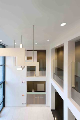 Ocean House is gelegen in het Zaventem-Diegem business district. Of u nu zelfstandige of starter bent, een KMO, een grote onderneming of een instelling, hier vindt u de ruimtes om u volop te ontplooien. Ocean house heeft een totale oppervlakte van 3.455 m² met een minimale opdeelbare ruimte van 566 m². Het kantoorgebouw omvat o.a. volgende faciliteiten: ondergrondse parking, restaurant, douches, fietsenstaling en terras.<br />Contacteer PANORAMA voor meer info of een bezoek ter plaatse via 02/420.00.00. 