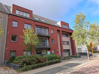 Ideaal gelegen appartement te Geel-centrum bestaande uit: inkomhal, apart toilet, ruime woonkamer, ingerichte keuken, nachthal, 2...