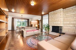 <p><u><strong>Te koop:</strong></u> ruime open bebouwing in Zaventem, gelegen in een rustige straat nabij het centrum, openbaar vervoer, park en invalswegen.<br /><br />Deze villa uit 1969 biedt veel mogelijkheden voor wie op zoek is naar een woning met potentieel. Dankzij de ligging in een kalme buurt geniet je van privacy en toch alle voorzieningen binnen handbereik. Voor de handige koper is dit een mooi project om naar eigen smaak te moderniseren. De tuin van 200 m² en de praktische indeling maken dit huis ideaal voor gezinnen.<br /><br /><u><strong>Belangrijkste ruimtes:</strong></u><br />• Living (18 m²) met toegang tot de eetkamer (18 m²)<br />• Keuken (11 m²) met directe verbinding naar de veranda<br />• 4 slaapkamers (10 m², 11 m², 14 m², 17 m²)<br />• Badkamer (8 m²)<br />• Garage (28 m²) en staanplaats<br />• Bureel (12 m²)<br />• Tuin (200 m²) en terras<br /><br /><u><strong>Troeven:</strong></u><br />• Mooie villa in rustige straat<br />• Veel mogelijkheden<br />• Voor de handige mensen een mooi project<br /><br />Meer informatie of een bezoek met Joery Van De Gucht? Contacteer ons via +3223351115<br />JOUW DROOMHUIS. ZO GEVONDEN!</p>