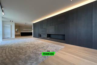 Handelspand te koop met een oppervlakte van 175 m² nabij het centrum van Sint-Eloois-Vijve, deelgemeente van Waregem en gelegen op het...