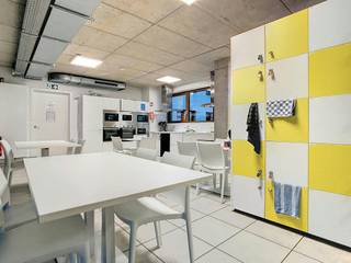 Aan de Koeikensgracht, vlakbij de studentenbuurt van Antwerpen, vinden we deze studentenkamer te koop. Het gebouw kreeg de naam campus Eilandje vanwege de centrale ligging tussen het Eilandje en de universiteitsbuurt. Deze studentenkamer is gelegen op de tweede verdieping.Indeling:- inkom- eigen badkamer met toilet, lavabo en douche- bureauruimte- slaapruimte Het gebouw is ook voorzien van:- een volledig geïnstalleerde gemeenschappelijke keuken (op elke verdieping) met terras- gemeenschappelijke studeerruimte- gemeenschappelijke fietsenbergingTroeven:- recent gebouw- dubbele beglazing in aluminium- lage EPC waarde- lift aanwezig in het gebouw- fietsenberging Kortom ideaal voor studenten of als investering! Deze studentenkamer wordt te koop aangeboden voor de prijs van €135.000Bent u geïnteresseerd in een appartement of woning te koop in Antwerpen? Aarzel dan niet om ons te contacteren. Had u graag uw eigen eigendom te koop aangeboden contacteer ons dan voor een vrijblijvende schatting, telefonisch op het nummer 03/206.76.76 of per mail naar antwerpen@dewaele.com.Ook voor alle andere vragen omtrent vastgoed, kopen of verkopen kan u steeds bij ons terecht!