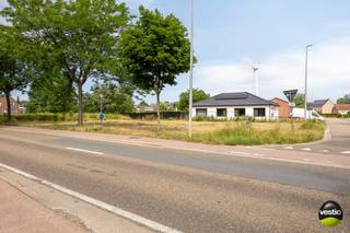 <span>Grond te koop in Tessenderlo-Ham</span><br /><br />Deze ruime bouwgrond voor open bebouwing is gelegen op de hoek van de Staatsbaan en de Vlinderstraat in Ham. Dankzij de gunstige hoekligging, de ruime perceeloppervlakte en de zuidgerichte tuinzone biedt dit perceel mooie mogelijkheden voor de realisatie van een eigentijdse gezinswoning.<br /><br />Het perceel betreft lot 1 van een verkaveling en heeft een oppervlakte van 9a 36ca. Aan de zijde van de Staatsbaan beschikt het perceel over een breedte van circa 28,51 meter. <br /><br />De ligging combineert een goede bereikbaarheid met een centrale woonomgeving. Via de Staatsbaan bereikt u vlot het centrum van Ham, de omliggende gemeenten en de belangrijkste verbindingswegen. Winkels, scholen en andere dagelijkse voorzieningen bevinden zich op korte afstand.<br /><br />De grond is gelegen in een verkaveling. Het verkavelingsplan en de bijbehorende stedenbouwkundige voorschriften zijn beschikbaar via de downloads.<br /><br /><strong>Volgende bouwvoorschriften zijn onder meer van toepassing:</strong><br /><br />- Open bebouwing<br />- Complementaire functies zoals een vrij beroep, kantoor of dienstverlening zijn onder voorwaarden toegestaan<br />- Bouwzone zoals aangeduid op het verkavelingsplan<br />- Zijtuinstroken van minimaal 3 meter<br />- Maximaal twee bouwlagen onder de kroonlijst<br />- Maximale kroonlijsthoogte van 7 meter<br />- Zadeldak met een helling tussen 35° en 45° of een plat dak<br />- Maximale nokhoogte van 11,20 meter<br />- Carport toegestaan binnen de hiervoor aangeduide zone<br />- <strong>Eén vrijstaand bijgebouw toegestaan met een maximale totale oppervlakte van 40 m²</strong><br /><br />Neem gerust contact op via ralph@vestio.com of bel naar 0478 12 32 49 voor meer informatie.