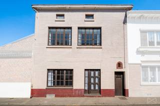 À Racour, dans l’entité de Lincent, cette maison pleine de cachet ravira les amateurs d’authenticité et de beaux volumes. Idéalement située sur...