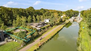 <p>Op een bijzondere locatie palend aan de Schotense Vaart, bevindt zich deze <strong>laagbouw </strong>woning met veel potentieel! Deze woning mag uiteraard heropgebouwd worden conform de bouwvoorschriften, die u kan bekomen op eenvoudig verzoek.<br />Gelegen op een perceel van ca. 406 m² met een frontbreedte van ca. 15 meter.<br /><br />Enkele belangrijke bouwvoorwaarden van het BPA Brechtsebaan - Zeurtebaan deel B :</p>
<ul>
<li>Bestemming: bouwstrook voor vrijstaande woning.</li>
<li>De woonfunctie kan worden aangevuld met een beperkte ruimte voor het uitoefenen van vrije beroepen voor zover ze de ruimtelijke draagkracht van de buurt niet overschrijven. Bovendien mag de oppervlakte voor vrije beroepen niet meer dan 50m² bedragen.</li>
<li>Bebouwings- en inrichtingsvoorschriften: het bruto bouwvolume van een woning betreft maximaal 850m3.</li>
<li>Inplanting: de bouwvrije afstand ten aanzien van de zij perceelsgrenzen bedraagt 3m.</li>
<li>Bouwhoogte: maximaal kroonlijsthoogte: 7m, maximale nokhoogte: 11m</li>
<li>Bouwdiepte: de bouwdiepte is vrij voor zover de op plan aangeduide bouwstroken worden gerespecteerd</li>
<li>Verharding: in functie van één toerit toegestaan met een maximum oppervlakte van 25m².</li>
<li>Afsluitingen: In de vorm van levende haag, al dan niet met draad verstrekt, verplicht te realiseren op 0,98m van de zonegrens met de zone voor fietspad of de ontworden rooilijn. Een opening ten behoeve van een inrit van maximaal 4m is toegestaan</li>
<li>Verharding achtertuin: elke vorm van verharding is verboden binnen de eerste 6m grenzend aan de zone voor afwatering of zone voor dijk.</li>
</ul>