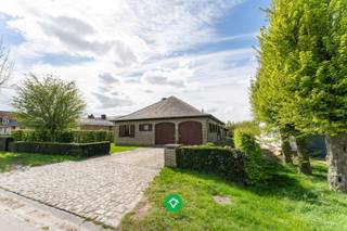 In het centrum van Koekelare langs de Belhuttebaan ligt deze alleenstaande woning. Op wandelafstand van tal van voorzieningen waaronder de markt voorzien van tal van brasserie en restaurants, grootwarenhuizen, scholen en natuur en bos. <br /><br />Indeling van de woning:<br />Binnenkomen doet u via de riante inkomhal, die de verbinding biedt naar alle ruimtes. Uitkijkend op de zonnige tuin ligt de lichtrijke woonkamer met aansluitend de keuken. Achter de keuken ligt de wasruimte uitgerust met gastentoilet en douchecabine. Verder kan u drie volwaardige slaapkamers terugvinden en de badkamer uitgerust met ligbad, toilet en lavabomeubel. <br /><br />De grootste troef van deze woning is de dubbele inpandige garage met hoge toegangspoorten. <br /><br />De volledige woning is bezolderd, te bezichtigen via de vaste trap in de garage. <br /><br />Extra troeven? <br />- Droge kelder<br />- Groot perceel<br />- TOP ligging<br />- Veel mogelijkheden<br />- Dubbele inpandige garage<br /><br />Wenst u meer informatie of een bezoek ter plaatse? Contacteer Chiara via 0492 58 65 55 of chiara@vastgoedsinnaeve.be