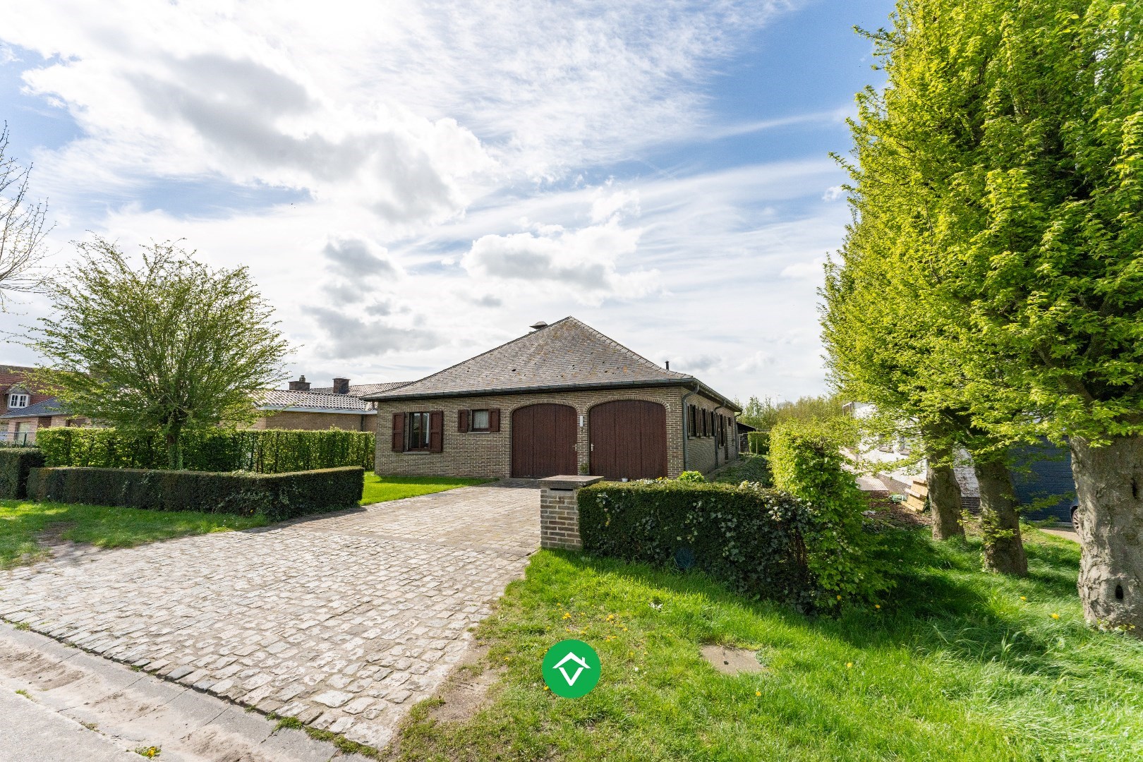 Alleenstaande woning met drie slaapkamers en dubbele garage in centrum Koekelare - foto 2