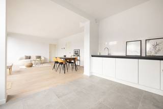 Laken – DUPLEX APPARTEMENT met 2 slaapkamers (10m² - 17m²) en 1 badkamer. Kleine mede-eigendom met 2- en 3-slaapkamer appartementen. Appartement bestaande uit een inkomhal, 35m² WOONKAMER uitgevende op TERRAS (7m²), aparte keuken, gastentoilet en eerste berging. Op de verdieping bevinden zich de slaapkamers, de 2de berging en badkamers en een terrasje. Super EPC A- met gedeeld gebruik van ZONNEPANELEN en EXTRA HOGE ISOLATIE. Kelder aan te kopen, parking optioneel. Verkoop onderworpen aan registratierechten (12,5%) op de grondwaarde en BTW (21%) op de constructiewaarde. Bezoek nu EXCLUSIEF met TREVI!