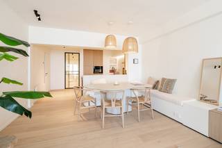 Magnifique appartement exceptionnellement rénové, idéalement situé sur la place Albert, emblématique du quartier du Zoute.<br /><br />Disposition : hall d'entrée spacieux avec vestiaire et toilettes pour invités. Espace de vie lumineux et impressionnant avec coin repas, caractérisé par de grandes baies vitrées offrant une vue panoramique sur la plage et la mer. Cuisine ouverte entièrement intégrée.<br /><br />Trois chambres, dont deux avec accès direct à la terrasse. Trois salles de bain modernes, dont une avec baignoire. Grand local à vélos commun dans le bâtiment.