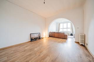 <p><span>Info & bezoeken: </span><span>anastasia.s@weinvest.be</span><span> | 02 315 77 22</span></p>
<p><span>Ideaal gelegen in de onmiddellijke nabijheid van het Spiegelplein en al zijn faciliteiten (winkels, openbaar vervoer, scholen en restaurants), ontdekt u dit mooie appartement met 1 slaapkamer, ruime leefruimtes en een aangenaam woonpotentieel.</span></p>
<p><span>Het appartement bevindt zich op de 4de verdieping van een kleine mede-eigendom met lift en lage gemeenschappelijke kosten.</span></p>
<p><span>Het is als volgt ingedeeld: inkomhal met vestiaire, apart toilet, een recente keuken, een ruime en lichtrijke leefruimte, één slaapkamer met aansluitende badkamer en twee kelderruimtes.</span></p>
<p><span>Het appartement dient opgefrist te worden, maar biedt een mooi potentieel om het volledig naar eigen smaak in te richten.</span></p>
<p><span>Daarnaast geniet het pand van verschillende technische troeven: een recente verwarmingsketel, conforme elektriciteit en twee privatieve kelders die extra bergruimte bieden.</span></p>
<p><span>Het pand heeft een EPC-score G – 412 kWh/(m² jaar) – CO₂-uitstoot: 83 kg/(m² jaar). De elektrische installatie is conform tot 2045.</span></p>
<p><span>Neem contact met ons op om een bezoek te organiseren! Mis geen enkele van onze exclusieve panden op </span><span>WWW.WEINVEST.BE</span></p>