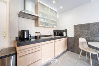 Dit éénslaapkamerappartement is gelegen in een kleinschalige residentie in het hart van Westende-Bad. Dankzij de centrale ligging bevinden winkels, horeca, het strand en andere dagelijkse voorzieningen zich allemaal op wandelafstand.<br /><br />Het appartement beschikt over een aangename leefruimte met open keuken en aansluitend terras. Verder is er een badkamer met douche en een afzonderlijke slaapkamer.<br /><br />Dankzij de ligging en praktische indeling is dit appartement zowel geschikt als tweede verblijf als voor de verhuur. Het pand is bovendien verhuurklaar en beschikt over een conformiteitsattest, wat het extra interessant maakt als investering.<br /><br />Heeft u interesse in dit appartement? Contacteer ons dan voor meer informatie of om een bezoek in te plannen.<br /><br />