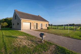 Op zoek naar een woning die rustig gelegen is met een open zicht? Maar toch centraal genoeg om alles in de nabije omgeving terug te vinden zoals scholen, winkels, openbaar vervoer, ...? Dan is deze woning misschien wel wat u zoekt. <br />Bovendien is gelijkvloers wonen hier mogelijk. <br /><br />De woning is ingedeeld als volgt: <br />Gelijkvloers: inkomhal met plaats voor vestiaire - leefruimte met eetplaats en zithoek die voorzien is van houtkachel - keuken, voorzien van alle toestellen met toegang tot de veranda - voorraadberging - afzonderlijk toilet - badkamer, voorzien van dubbele lavabo, bad en toilet - gelijkvloerse slaapkamer - ruime garage, eveneens voorzien van spoelbak en aansluitingen voor wasmachine en droogkast <br />1e verdieping: ruime overloop - 2 zeer ruime slaapkamers - 2 zolderruimtes <br />Buitenaanleg: oprit - bijgebouw die voorzien is van zolder met gewelven - ruime, diepe en mooi aangelegde tuin <br /><br />De ultieme troef van deze woning is het open zicht op de velden en de rust die er te vinden is. <br /><br />Benieuwd om nog meer troeven te ontdekken? <br />Voor meer info of voor het inplannen van een bezoek, aarzel niet om ons te contacteren via info@bonnevastgoed.be of via 050/73.73.73.