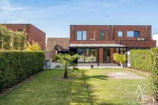 🏡 ENERGIEZUINIG WONEN IN GIJZEGEM!<br /><br />BEZOEKDAG WOENSDAG 21 OKTOBER - OP AFSPRAAK!<br />📲 Sms of WhatsApp: 0475 92 30 35<br /><br />Op zoek naar een instapklare woning met ruimte, comfort én een landelijke ligging? Deze woning in Gijzegem combineert een hedendaagse woonbeleving met een uitstekende energieprestatie (E-peil A+).<br /><br />De woning beschikt over een ruime leefruimte met open keuken, een apart toilet, een praktische berging/wasplaats, een aparte bureelruimte en een inpandige garage met automatische poort. Op het verdiep zijn er 3 slaapkamers waarvan een master bedroom met een aparte dressing! De badkamer heeft zowel een douche als een bad. Hier is ook nog een apart toilet.<br /><br />Dankzij de grote raampartijen geniet je van veel natuurlijk licht en een directe verbinding met de terrasoverkapping, het ruime zonneterras en de gezellige overdekte lounge/pergola met grote tuinberging. Ideaal voor lange zomeravonden, familiefeesten of heerlijk ontspannen.<br /><br />✨ TROEVEN<br /><br />⚡ E-peil A+<br />☀️ 20 zonnepanelen met omvormer<br />🌡️ 2 airco-/verwarmingswarmtepompen<br />🚗 Ruime inpandige garage + 3 parkeerplaatsen<br />💻 Bureel-/kantoorruimte<br />🌞 Veranda & ruim zonneterras<br />🍹 Overdekte lounge/pergola + grote tuinberging<br />📍 Landelijk gelegen in Gijzegem, vlot bereikbaar richting Gent & Brussel<br /><br />Landelijk wonen met ruimte, comfort en energiezuinigheid — helemaal klaar om jouw nieuwe thuis te worden.