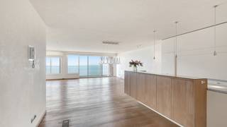 Appartement met mooie gevelbreedte op de zeedijk.<br /><br />Via de inkomhal kom je in de brede en lichtrijke woonkamer. Deze leefruimte geeft toegang tot een royaal terras met adembenemend uitzicht op zee.<br />De keuken sluit mooi aan bij de leefruimte. Verder zijn er in de living ingemaakte kasten waarin met twee uitklapbare bedden. Daarnaast zijn er 2 comfortabele slaapkamers, beide met toegang tot een ruim en zonnig achterterras. Er zijn in totaal drie afzonderlijke douchekamers.<br /><br />Het appartement beschikt over een privékelder en een fietsenberging. Verder is het mogelijk om een staanplaats in het gebouw aan te kopen voor extra comfort.<br /><br />EPC: 79 KWh/m²/jaar - UC: 20230315-0002838345-RES-1