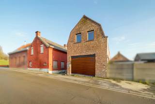 Leuke eigendom bestaande uit een charmant gerenoveerde woning, extra bijgebouw/atelier/extra woonst, en mooie grote tuin.Deze herbouwde woning ligt...