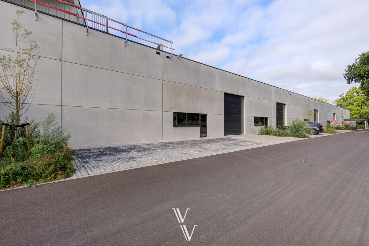 Commercial for rent in Emblem - photo 1