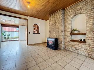 Deze charmante woning vindt u terug in het centrum van Staden, op wandelafstand van alle winkels, openbaar vervoer, school,...Via de inkomhall met...