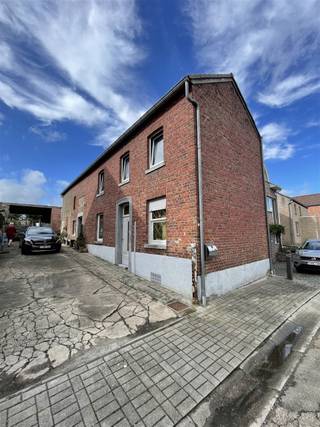 <p><span>Deze authentieke langgevelhoeve werd haaks op de straat ingepland, met de gevel en alle ramen naar het zuiden gericht. Het woongedeelte dient verder gerenoveerd te worden en bestaat nu uit een living aan de voorkant, daarachter de keuken en berging met badkamer. Boven zijn er 2 slaapkamers afgewerkt en er kunnen er nog zeker 2 bijgemaakt worden (of kleine studio). Achter het woongedeelte is er een grote overdekte stalling die kan dienen als opslag + overdekte zithoek met zicht op de groene tuin. Deze daken werden vernieuwd, alsook die van de woning zelf. De start is gegeven, een handige koper doet er verder zijn ding mee en maakt er ongetwijfeld een parel van!</span></p>