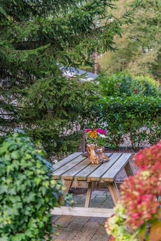 Dit vakantiehuis ( op eigen grond ) is gelegen in de bossen van Belgisch Limburg (Zutendaal). Op een kleinschalig vakantiepark. Om zelf te genieten...