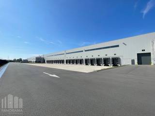 Nieuwbouw state of the art logistiek magazijn van 29.311 m² in combinatie met 1.282 m² instapklare kantoorruimte.<br /><br />De geklimatiseerde loods (BREEAM Excellent) heeft een vrije hoogte van 10,30 meter en is voorzien van 40 laadkades. Bijkomend heeft de vloer een draagkracht van 5T/m² en zijn de ruimtes uitgerust met een ESFR sprinkler systeem. Tevens is er snelle verbinding naar de COSCO terminal. Aan de voorzijde van de magazijnruimte bevindt zich een ingerichte kantoorruimte van 1.282 m².<br /><br />Ruime parkeer- en manoeuvreerruimte op de verharde, omheinde en bewaakte site die voorzien is van toegangscontrole. Tevens mogelijkheid tot huren van andere oppervlaktes. Fenomenaal gelegen in de haven van Zeebrugge, nabij de A11. (EPC : 20250919-0031023101-NR-3 Label C / 20250919-0031023103-NR-3 Label C / 20250919-0031023111-NR-3 Label C)<br /><br />Contacteer PANORAMA B2B voor bijkomende inlichtingen, plannen of een vrijblijvend plaatsbezoek 050 300 700.