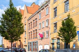 Met zicht op de bruisende Waalsekaai bevindt deze woning zich op een toplocatie tussen kunst, cultuur en gastronomie. Op wandelafstand vind je het Museum van Hedendaagse Kunst, het Fotomuseum en talloze gezellige restaurants, cafés en boetieks. Gelegen aan de iconische Gedempte Zuiderdokken, de Schelde en het Zuidpark, biedt het 425 m² woonoppervlakte, 5 slaapkamers, 4 badkamers, een lift, twee inpandige garageboxen en een dakterras. De woning is volledig uitgerust met domotica, video-intercom en alarminstallatie en heeft een energiezuinig EPC (B). De begane grond omvat een entreehal, kantoorruimte en twee garages. De tussenverdieping biedt een open woon- en eetruimte met keuken en een slaapkamer met en-suite badkamer. Op de eerste verdieping bevindt zich een ruime woonkamer met open haard en TV-kamer. De tweede verdieping heeft drie slaapkamers en twee badkamers. De derde verdieping biedt de masterbedroom, dressing, en en-suite badkamer, evenals het dakterras. Het souterrain van 67 m² is opgedeeld in een wijnkelder, technische ruimte en bergingen. Deze woning beschikt over twee gevels en komt uit in zowel de Waalsekaai als de Timmerwerfstraat. Belangrijkste troeven: Zicht op de Waalsekaai, authentiek karakter en moderne afwerking, lift, 2 garageboxen, dakterras, souterrain met wijnkelder, dubbele gevel. Verplichte vermeldingen: EPC van 184 kWh/m², P-score: C, G-score: C, Stedenbouw: Wche-Vg-Gvkr-Gvv-Gmo