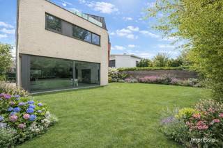 <p>In de gegeerde en residentiële Elsdonkwijk in Edegem wacht een villa die meer is dan een woning alleen… een plek waar visie en mogelijkheden samenkomen.<br /><br />Deze solide gebouwde villa vormt de perfecte basis voor wie groots wil denken. Met haar royale volumes, sterke structuur en gunstig EPC-label B biedt ze een zeldzame kans om een woning volledig naar eigen smaak en levensstijl vorm te geven, zonder renovatieverplichting en dus zonder tijdsdruk.<br /><br /><span><strong>INDELING:</strong></span><br /><br />Op het gelijkvloers bevindt zich een lichtrijke leef- en eetruimte met een mooi zicht op de tuin en het terras. Aansluitend is er een ruime keuken, aangevuld met een praktische berging.<br /><br />De eerste verdieping omvat vier slaapkamers, drie badkamers, een bureau en een polyvalente ruimte die flexibel kan worden ingericht.<br /><br />Op de tweede verdieping zijn er nog twee slaapkamers en twee badkamers, evenals een extra bureau. Daarnaast is er een ruim terras van circa 25 m².<br /><br />In de kelderverdieping vindt u onder meer een fitnessruimte, een wasruimte, een badkamer en bijkomende multifunctionele ruimtes.<br /><br />Extra comfort? Een lift die alle verdiepingen verbindt.<br /><br /><span><strong>BIJZONDERHEDEN:</strong></span><br /><br />• Topligging in een van de meest gegeerde wijken<br />• Solide constructie met sterke basis<br />• Volledige vrijheid om uw droomwoning te creëren<br />• Uitzonderlijke volumes en indelingsmogelijkheden<br />• Perfect voor gezinnen, zelfstandigen of visionaire kopers</p>