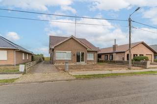 Deze instapklare woning is gelegen in een rustige buurt van Dessel vlakbij bossen en grenzend aan weilanden.<br /><br />Indeling:<br />Het gelijkvloers bestaat uit een inkomhal met aansluitend rechts een slaapkamer (vandaag de vinylkamer) en links de woonkamer met een zitplaats, eetruimte en een bureauhoekje.<br />De woonkamer is verbonden met de ingerichte keuken. Deze keuken is zeker voldoende groot om een keukentafel te plaatsen voor min. 6 personen.<br />Aan de achterzijde van de woning bevindt zich een apart toilet, een badkamer met douche en nog 3 slaapkamers.<br /><br />De eerste verdieping met twee ruime slaapkamers is bereikbaar via een vaste trap. Verder is er nog veel opbergruimte op de zolders.<br /><br />Deze woning is volledig onderkelderd. Deze kelder wordt vandaag gebruikt als garage, werkruimte en wasplaats met douche.<br /><br />De tuin biedt u een prachtig zicht over de velden.<br /><br />Het EPC label is vandaag een F maar kan mits het goed isoleren van het dak/zolder naar een D gebracht worden.<br /><br /><br />Bijzonderheden:<br /><br />* Rustige ligging<br />* Zicht op weilanden<br />* 5 slaapkamers<br />* instapklaar