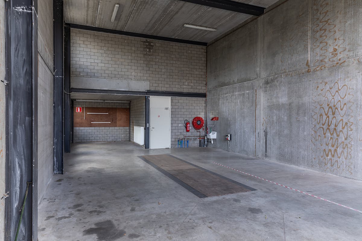 Modern bedrijfsgebouw in uitstekende staat nabij N9 - foto 4