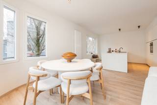 TRENDY &amp; TOTAAL GERENOVEERD hoekappartement met 2 SLAAPKAMERS &amp; OPEN ZICHT op het groene plein. Deze parel (1°V) werd 100% vernieuwd met TOPMATERIALEN en maakt deel uit v/e kleine residentie (= geen syndic!). Dit super LICHTRIJKE app. omvat: inkomhal met toilet, ZONOVERGOTEN leefruimte (grote raampartijen) met prachtig open zicht en met als eye-catcher de erker in glas, nagelnieuwe open luxekeuken (o.a. inductiekookplaat, oven, ijskast met vriesvak, vaatwas, combi wasmachine/droogkast,...), 2 slaapkamers, luxe badkamer (voorzien van inloopdouche met rainshower, dubbel lavabomeubel en handdoekdroger), berging. Dubbel glas in PVC, CV op aardgas, GOEDGEKEURDE elektriciteit, volledig geschilderd, incl. verlichting, kelderberging. Perfect voor zowel vaste bewoning, investering of als 2de verblijf! De perfecte combinatie van rust, ruimte &amp; luxe!