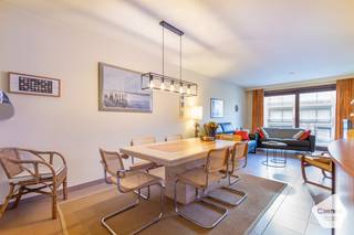 Dit <strong>instapklare</strong> appartement met twee slaapkamers is ideaal gelegen in <strong>het hart van Nieuwpoort-Bad</strong>, op een boogscheut van de befaamde Gouden Schildpad en de winkelstraat.<br />Dankzij deze <strong>topligging</strong> bevinden winkels, horeca, strand en openbaar vervoer zich allemaal op wandelafstand, wat zorgt voor maximaal comfort en vakantiegevoel.<br /><br />Het appartement is zowel geschikt als tweede verblijf of als vaste woonst.<br /><br />De indeling van het appartement is als volgt:
<ul>
<li>Inkomhal;</li>
<li>Open, <strong>volledig ingerichte </strong>keuken;</li>
<li>Gezellige leefruimte met schuifraam naar het terras;</li>
<li>Terras met <strong>zicht op de schildpad van Jan Fabre</strong>;</li>
<li>Berging op het appartement met aansluiting voor wasmachine;</li>
<li>Apart toilet;</li>
<li>Badkamer met wastafel en douche in bad;</li>
<li>Twee <strong>volwaardige</strong> <strong>slaapkamers</strong> met dubbel bed en muurkasten;</li>
</ul>
Extra troeven:
<ul>
<li><strong>Gunstig EPC - label B</strong></li>
<li>Ruime berging op het verdiep aan te kopen (€ 5.000,00);</li>
<li>Mogelijkheid tot aankoop staanplaats in het gebouw (€ 45.000,00);</li>
</ul>
Aarzel niet en contacteer ons voor een plaatsbezoek.