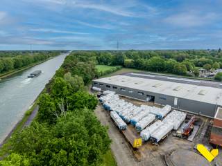 Vlot bereikbare industriële locatie in Balen, strategisch gelegen aan het kanaal. Met een indrukwekkende binnenruimte van 2.405 m² en een...
