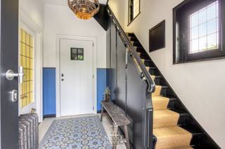 Deze charmante woning heeft veel karakter en werd smaakvol gerenoveerd met behoud van authentieke elementen. De stallingen en diepe tuin maken...