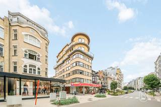 Te koop: Lichtrijk appartement met zicht op zee en de Dumontwijk, voorzien van 2 slaapkamers en een terras, op een topligging in De Panne en op wandelafstand van het strand.GEEN RENOVATIEPLICHT! Welkom in dit charmante appartement gelegen in het gezellige kustdorp De Panne. Dit pand bevindt zich in een karakteristieke art-decobouw op een uitstekende locatie, vlak in het hart van het dorp waar alles binnen handbereik is.Het appartement beschikt over twee ruime slaapkamers die voorzien zijn van natuurlijk licht en bieden voldoende ruimte. De woning is uitgerust met één badkamer voldoende terras met zicht op de stad en een kelder. De ligging van dit pand is een groot voordeel. Vanuit het appartement kunt u gemakkelijk naar het strand wandelen en de onmiddellijke omgeving beschikt over een uitgebreid aanbod aan winkels, restaurants en cafés, wat het dagelijks leven aangenaam en gemakkelijk maakt.Laat deze gelegenheid niet voorbijgaan en ontdek zelf het potentieel van dit fijne appartement in De Panne. Neem vandaag nog contact op voor een bezichtiging.Te koop via Immo Beguin, jouw vastgoedexpert sinds 2009, met kantoren in Ronse, Waregem, Kortrijk, Deinze, Doornik, Lessines, Moeskroen en Nieuwpoort.