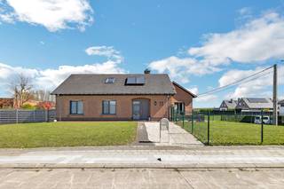 <p>Bent u op zoek naar een uitzonderlijk ruime woning met tal van mogelijkheden? </p><p>Deze prachtige woning biedt maar liefst 247 m² bewoonbare oppervlakte en combineert ruimte, comfort (o.a. 3dubbele beglazing) en functionaliteit.</p><p></p><p>Bij het betreden van de woning komt u terecht in een ruime inkomhal die toegang geeft tot de lichtrijke en gezellige woonkamer. Aansluitend bevindt zich de vernieuwde keuken, die voldoende ruimte biedt voor het creëren van een aangename kook- en eetomgeving.</p><p></p><p>De woning beschikt over 4 volwaardige slaapkamers waarvan 1 met ruime dressing en 2 badkamers, ideaal voor grote gezinnen of wie op zoek is naar extra ruimte voor een bureau, hobbykamer of logeerkamer.</p><p>Een absolute troef is de volledige onderkeldering van de woning, die tal van mogelijkheden biedt: extra opslagruimte, werkplaats of hobbyruimte.</p><p></p><p>De woning is gelegen in een rustige en landelijke omgeving met een vlotte bereikbaarheid. </p><p>U geniet hier van het beste van twee werelden: de charme van het platteland met groene vergezichten en wandel- en fietsmogelijkheden, gecombineerd met een goede verbinding naar omliggende steden zoals Waregem, Deinze en Tielt. </p><p></p><p>Kortom, een woning met bijzonder veel potentieel en ruimte, klaar om naar eigen smaak verder ingericht te worden.</p>
