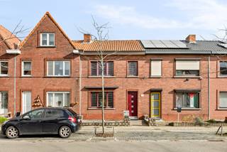 Deze charmante woning uit 1950 bevindt zich in een rustige en gunstige buurt in Hasselt, tegenover de woning ligt er zelfs een mooi parkje. Met...