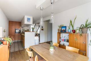 Te koop te GERAARDSBERGEN
Verkoopsinfo : Pieter Cardoen 0475 36 12 52, pieter@cornelis-goeman.be
Dit instapklaar duplex, dakappartement in deze kleine residentie is o.a. toegankelijk via de lift tot de bovenverdieping. Via de inkomhal ( + gastentoilet) komt u in de ruime en lichtrijke woonruimte met open keuken. Deze keuken omvat alle hedendaags comfort en werd stijlvol ingericht met o.a authentieke cementtegels.
Via het grote schuifraam komt u op het ruime dakterras waarop u op elk moment (van 's ochtends tot zonsondergang) van de dag kan genieten van de zon en het zicht op stad.
De woonruimte (+ airco) heeft ook een grote raampartij wat resulteert in een aangename leefruimte, met aansluitend ook nog een berging (o.a. plaats voor wasmachine)
De bovenverdieping omvat de nachthal, twee slaapkamers (+ airco) en badkamer (met dubbele , wastafel, toilet, inloopdouche, ...)
Bijkomende troeven:
- instapklaar
- lichtrijk
- op wandelafstand van verschillende scholen, de markt en handelscentrum
- beschikbaar bij akte
- enig appartement op bovenverdieping, dus geen naast buren
- mogelijkheid op bijkomend ook nog een overdekte garageplaats aan te kopen (niet inbegrepen in vermelde prijs)
Interesse in bijkomende info of een bezoek ? Klink dan op de button " infoaanvraag/afspraak" op deze pagina.
Vermelde afmetingen in deze advertentie zijn informatief en niet bindend.