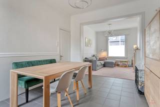 <p><span>Gerenoveerde gezinswoning met Zuid-Oost georiënteerde tuin (707 m²)</span></p><p><span> </span></p><p><span>In de Olsenestraat 108 te Zulte staat deze volledig gerenoveerde gezinswoning klaar voor haar nieuwe bewoners. De huidige eigenaars renoveerden de woning in 2018 grondig, zodat u hier zonder werken kunt intrekken. Met ± 115 m² bewoonbare oppervlakte op een ruim perceel van 707 m² geniet u van ruimte én comfort.</span></p><p><span>Ook op energievlak is deze woning goed uitgerust: hoogrendementsbeglazing, doorgedreven isolatie, zonnepanelen (5.980 Wp) én een condenserende gasketel zorgen voor een aangenaam binnenklimaat en een EPC-label C. Het asbestattest bevestigt dat de woning asbestveilig is, en er geldt geen renovatieverplichting.</span></p><p><span> </span></p><p><span>INDELING</span></p><p><span>Gelijkvloers: Inkomhal - open leefruimte met zithoek, eethoek en vlotte doorgang naar de keuken - badkamer met ligbad en douchewand, lavabo, toilet en aansluiting voor de wasmachine - toegang tot de droge kelder.</span></p><p><span>Eerste verdieping: De nachthal geeft toegang tot een ruime slaapkamer met inmaakkast. Van daaruit bereikt u een tweede slaapkamer, die werd opgedeeld in twee ruimtes, elk met een eigen deur en verwarming. Met een beperkte ingreep beschikt u zo over drie volwaardige slaapkamers.</span></p><p><span>Buiten: Een oprit met poort leidt naar de vrijstaande garage met bergruimte. Verder zijn er een (overdekt) terras en een buitenberging. Daarachter strekt zich een zeer ruime tuin uit, georiënteerd op het zuidoosten, met gazon, bomen en een vrij zicht op het achterliggende groen.</span></p><p><span> </span></p><p><span>TROEVEN</span></p><p><span>· Volledig gerenoveerd in 2018, instapklaar</span></p><p><span>· Ruime tuin met bomen en open zicht op het groen</span></p><p><span>· Condenserende gasketel en zonnepanelen (5.980 Wp)</span></p><p><span>· Asbestveilig, geen renovatieverplichting</span></p><p><span> </span></p><p><span>INFO</span></p><p><span>· EPC: 296 kWh/m²/jaar, label C</span></p><p><span>· De vermelde bewoonbare oppervlakte betreft de bruto oppervlakte zoals vermeld in het EPC-attest.</span></p><p><span>· Stedenbouwkundige informatie: Vg | Wg | Gmo | Gvkr | Gvv</span></p><p><span>· Watertoets: gebouwscore A | perceelscore A</span></p><p><span>· Vrij vanaf 15/05/2027</span></p><p><span> </span></p><p><span>Meer informatie of een bezoek inplannen? Contacteer Ellen op 0474 86 04 52 of via ellen@heritagevastgoed.be.</span></p><p><span> </span></p>