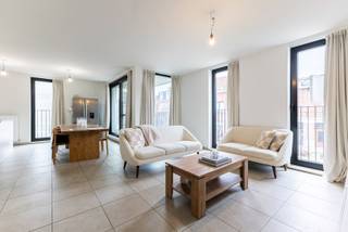 Bent u opzoek naar een recent, energiezuinig appartement met 2 slaapkamers, 2 ruime terrassen, privatieve kelderberging en een ondergrondse autostaanplaats? Dan is dit appartement precies wat u zoekt!<br />Het appartement bevindt zich op de eerste verdieping (met lift) op een centrale locatie.<br /><br />Indeling<br />U betreedt het appartement via de centraal gelegen inkomhal met apart toilet met handenwasser. Vooraan het appartement is er de lichtrijke leefruimte met open, volledig geïnstalleerde keuken met naastgelegen berging. Via de schuifraam met vliegdeur heeft u toegang tot het terras vooraan.<br /><br />Achteraan zijn er nog twee slaapkamers en de badkamer met inloopdouche en enkel lavabomeubel. Alle ruimtes geven toegang tot het terras achteraan.<br /><br />Dit appartement beschikt tot slot nog over een privatieve kelderberging, een ondergrondse autostaanplaats en een gemeenschappelijke fietsenberging. <br /><br />De gemeenschappelijke kosten (provisie) bedragen €100/maand. Deze omvatten: onderhoud lift, poets, tuinen en minuterie gemeenschappelijke delen.<br /><br />Pluspunten:<br />- AAA-locatie: nabij winkels, openbaar vervoer, parken, … <br />- Recent, energiezuinig<br />- Autostaanplaats en kelderberging inbegrepen <br />- Beschikbaarheid bespreekbaar<br /><br />Bij verdere vragen kan u steeds contact opnemen via One Vastgoed.