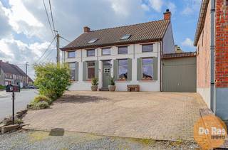 <p>EERSTE BEZOEKMOMENT - zat. 28/03 tss. 10u en 14u (op afspraak - 053/60.65.60)</p>
<p>DENDERHOUTEM/HAALTERT - Deze charmante woning in Hoevestijl bevindt zich in een zeer rustige, autoluwe straat in het rustige Denderhoutem.<br />De woning leent zich perfect voor een gezin met kinderen of als starterswoning.<br />Vanaf 2019 tot heden werd er heel wat gerenoveerd, zo werd er een gasaansluiting gemaakt met hoogrendementsketel, overal dubbel HR glas geplaatst, nieuwe badkamer met mooie inloopdouche en 2de toilet, nieuwe trap, elektriciteit conform gemaakt, installatie van een inbouwcassette met hout voor gezellige avonden, kortom, dit gezellige huis is compleet instapklaar en wacht op een nieuwe eigenaar die het net zo goed zal onderhouden als de huidige eigenaars. Naast de conforme elektriciteit is er ook een blanco asbestrapport.<br />De woning bevat een grondwaterput met handpomp.<br />De indeling is als volgt, op de benedenverdieping is er de inkom met toegang tot de grote, gezellige woonkamer, grote keuken die volledig is ingericht met alle toestellen en met veel lichtinval vanuit de tuin.<br />Boven zijn er 3 mooie slaapkamers, grote badkamer en extra opbergruimte.<br />Buiten is er nog een grote bergplaats en zonnig terras met zicht op de gezellig aangelegde tuin. Er is voldoende parkeergelegenheid door middel van een grote garage en 2 extra parkeerplaatsen in de voortuin.<br />Bent u op zoek naar een stijlvolle woning met karakter en volledig instapklaar, maak dan gerust een afspraak voor een bezoek via 053/60.65.60<br /><br />De vermelde prijs is een richtprijs. Na ontvangst van de biedingen zal de verkoper beslissen of hij/zij de eigendom verkoopt aan het beste bod. De richtprijs is aldus niet bindend voor de verkoper. Voor meer info kunt u ons contacteren of het reglement raadplegen op onze website.</p>
<p></p>