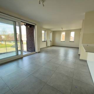 Wij vragen u vriendelijk NIET te bellen, maar u uitsluitend aan te melden via deze portaalsite of via e-mail met vermelding van referentie Ref. Keizerskroon 26/3. Wij ontvangen steeds zeer veel kandidaturen en kunnen de aanvragen anders niet met de nodige zorg behandelen.

Dit verzorgd gelijkvloers hoekappartement met mooie, ruime tuin is gelegen op een rustige site, op korte afstand van het centrum van Turnhout en diverse voorzieningen. Dankzij de hoekligging en grote raampartijen geniet het appartement van een aangename lichtinval en een open gevoel.

Het appartement beschikt over een inkomhal, een lichtrijke leefruimte, een keuken met keukeneiland en aansluitende keukenberging, twee volwaardige slaapkamers, een badkamer en een apart toilet. Aansluitend aan de leefruimte bevindt zich een overdekt terras dat uitgeeft op de ruime privatieve tuin.

Een ondergrondse autostaanplaats is inbegrepen in de huurprijs. De vaste maandelijkse kosten bedragen 50 EUR.
