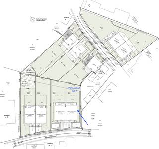 <p><b> 9 NIEUWBOUWWONINGEN TE KERKSKEN – UW NIEUWE THUIS IN EEN RUSTIGE, GROENE OMGEVING! </b><b></b></p>
<p>Ontdek deze 9 prachtige nieuwbouwwoningen, ideaal gelegen in het charmante Kerksken, een oase van rust met tal van wandelwegen in de buurt. Perfect voor wie houdt van een landelijke omgeving, zonder in te boeten op comfort en bereikbaarheid.<br /><span>De natuur rondom de woningen en in de buurt draagt bij tot een gezonde en rustige leefomgeving.</span><br />Alle winkels, scholen en zorgverlening is zeer vlot bereikbaar op ongeveer 1 km.<br />Dit project combineert moderne architectuur met de charme van een rustige woonomgeving. Een droomlocatie voor gezinnen, jonge koppels en iedereen die het beste zoekt van twee werelden: rust en gemak.<br />De woningen beschikken over hoogwaardige materialen en alle moderne technieken zoals een warmtepomp, vloerverwarming en hernieuwbare energie waardoor je een lage energiefactuur zal bekomen.<br />Alle woningen beschikken over 3 slaapkamers, luxueuze badkamer, een grote lichtrijke leefruimte met semi-open keuken, een handige berging grenzend aan de keuken. Deze geeft toegang naar het achtergelegen terras.<br />De zolder biedt een extra ideale bergruimte.<br />Er is keuzevrijheid in ons aanbod: met garage of met carport, met warmtepomp of gascondensatieketel.<br /><br />Deze woningen verdienen je aandacht. <br />Neem vandaag nog contact op voor meer informatie of een bezoek op het kantoor van Aeygems Vastgoed!<br /><b></b></p>