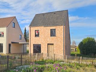 In de Jozef Verduynstraat in Ruddervoorde bouwt Danneels ruime energiezuinige gezinswoningen in stijlvolle architectuur. De woningen zijn ideaal gelegen; in een verkeersluwe straat in het centrum, dicht bij alle voorzieningen.<br /><br />Op het lot 4 bouwen we een fraaie open bebouwing in moderne stijl, goed voor 169 m² woonoppervlakte.<br /><br />Met o.m. een open ingedeelde woonkamer, ingerichte eilandkeuken en badkamer, ruime tuin met gezellig terras, 3 mooie slaapkamers, oprit, carport, … vind je hier alles wat een gezin verlangt.<br /><br />Deze bijna-energieneutrale woning (E-peil 21) is uitgerust met een geothermische warmtepomp, vloerverwarming, zonnepanelen en een ventilatiesysteem met warmterecuperatie.<br /><span>Danneels werkt deze woning sleutel-op-de-deur voor je af en jij kiest zelf jouw keuken- en badkamerinrichting en de vloer- en wandtegels bij onze partners. </span><br /><br /><span>De totaalprijs en de oplevertermijn liggen vooraf vast en jouw klantenbegeleider staat voor je klaar.</span><br /> 