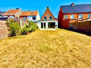 Recent gerenoveerde, instapklare halfopen bebouwing in Hamme<br /><br />Bent u op zoek naar een moderne, instapklare gezinswoning waar ruimte, licht en comfort centraal staan? Dan is deze recent gerenoveerde halfopen bebouwing in Hamme zeker een bezoek waard.<br /><br />Via de inkomhal komt u terecht in een ruime en lichtrijke leefruimte met een open indeling. De moderne, volledig uitgeruste keuken vormt het hart van de woning en biedt veel werk- en opbergruimte. Dankzij de grote raampartijen, de schuiframen en de dubbele terrasdeur geniet u van een mooie verbinding tussen de leefruimte, het terras en de tuin.<br /><br />Aansluitend bevindt zich een praktische berging met plaats voor een wasmachine, droogkast en extra opbergruimte. Verder beschikt de woning over een gastentoilet en een handige kelder.<br /><br />De woning beschikt over drie volwaardige slaapkamers en een aparte bureauruimte, ideaal als thuiswerkplek, hobbyruimte of extra kinderkamer. De ruime badkamer is modern ingericht en voorzien van alle comfort.<br /><br />Buiten vindt u een grote, zonnige L-vormige tuin met terras en tuinhuis. De tuin biedt tal van mogelijkheden en is ideaal voor een moestuin, een zwembad of een speelruimte voor kinderen. De oprit biedt plaats aan meerdere wagens, geeft rechtstreeks toegang tot de tuin en is uitgerust met een laadpunt voor een elektrische wagen.<br /><br />Troeven<br /><br />* Recent gerenoveerd en volledig instapklaar<br />* Halfopen bebouwing<br />* 3 slaapkamers + aparte bureauruimte<br />* Ruime en lichtrijke leefruimte<br />* Moderne, volledig uitgeruste keuken<br />* Grote L-vormige tuin met terras en tuinhuis<br />* Ideaal voor een moestuin, zwembad of speelruimte<br />* Oprit met plaats voor meerdere wagens<br />* Laadpunt voor een elektrische wagen<br />* Centrale ligging nabij winkels, scholen en openbaar vervoer<br /><br />Een ideale woning voor gezinnen of koppels die op zoek zijn naar een comfortabele, energiezuinige thuis op een uitstekende locatie.<br /><br />Interesse? <br />Neem gerust contact op voor meer informatie of om een bezoek in te plannen via 0493 07 77 42.