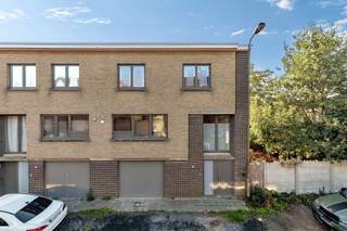 <p>Op zoek naar een woning die u volledig naar eigen smaak kunt omvormen of een interessante vastgoedinvestering op een gegeerde locatie? <br />Ontdek deze alleenstaande woning aan de Borluutstraat 11 in Sint-Denijs-Westrem, rustig gelegen op wandelafstand van het centrum en met een uitstekende verbinding naar Gent en de belangrijkste invalswegen.</p><p>De woning, gebouwd in 1962, biedt 155 m² bewoonbare oppervlakte op een perceel van 130 m² en is verdeeld over drie bouwlagen.<br />Op het gelijkvloers bevindt zich een ruime inpandige garage met rechtstreekse toegang tot de zuidoostgerichte tuin. </p><p>De eerste verdieping omvat een gastentoilet, keuken en aansluitende woonkamer met balkon en zicht op de tuin. <br />Op de tweede verdieping bevinden zich drie slaapkamers en een badkamer.</p><p>De woning vraagt verdere renovatie, maar de ramen en deuren werden grotendeels reeds vernieuwd. <br />Een mooie opportuniteit om het pand volledig naar eigen smaak in te richten.</p><p>Het pand is momenteel verhuurd, wat het eveneens interessant maakt als opbrengsteigendom.<br />Dankzij de rustige, residentiële ligging bevinden winkels, scholen, openbaar vervoer, Flanders Expo en de E40 zich op korte afstand.</p>