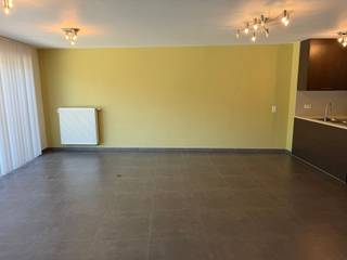 <p><span>RUIM, KWALITATIEF EN ENERGIEZUINIG GELIJKVLOERSAPPARTEMENT 114M² MET 2 SLAAPKAMERS, 2 DOUCHEKAMERS, 2 TERRASSEN, ZUID-GEORIËNTEERDE TUIN, BUITEN-AUTOSTAANPLAATS EN KELDER</span></p><p><span>ligging in kleinschalige residentie nabij centrum en sport- en recreatiecentrum "Breeven" met vlotte bereikbaarheid via N16, A12, N17 en E17</span></p><p><span> </span></p><p><span>Inkomhal / wc met handwas / living met eetplaats en super-ingerichte open keuken (totale opp.: 44m²) met toegang tot terras (12m²) / berging met was- en stookplaats / nachthal / 2 slaapkamers (14m² (met toegang tot badkamer met wastafel, inloopdouche en wc); 11m² (met toegang tot badkamer met dubbele wastafel en douche)) / hal met toegang tot zuid-georiënteerd terras (21m²) en tuin</span></p><p><span> </span></p><p><span>Appartement is voorzien van raamdecoratie, lichtarmaturen en rolluiken aan achterzijde.</span></p><p><span> </span></p><p><span>Buiten-autostaanplaats op parking achter gebouw / individuele kelderberging (1,7 x 0,9m) / gemeenschappelijke kelder / gemeenschappelijke fietsenberging.</span></p><p><span>De tuin wordt ingezaaid in het najaar.</span></p><p><span> </span></p><p><span>Lasten: € 100 / maand.</span></p><p><span> </span></p><p><span>Appartement is bewoonbaar door maximaal 3 personen en is geschikt voor mindervaliden of personen met een beperking.</span></p><p><span> </span></p>