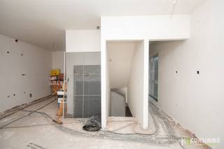 We treffen dit casco duplexappartement in de Lieve Vrouwstraat 62 in Genk. Dit appartement biedt een unieke kans voor mensen die op zoek zijn naar een appartement dat ze naar hun eigen smaak en wensen kunnen afwerken.<br /><br />Indeling:<br />Het appartement is gelegen op de 1ste en 2de verdieping. We komen binnen in de inkomhal die ons toegang geeft tot de lichtrijke leefruimte en open keuken. Op verdieping treffen we nog 2 slaapkamers waarvan één met dressing en een badkamer. Er is 1 parkeerplaats voorzien voor het appartement.<br /><br />Technische informatie:<br />De vensters zijn voorzien van PVC-profielen met dubbele beglazing. EPC-label D (verwarming nog te installeren).<br /><br />Buurtinformatie:<br />Het pand is uitstekend gelegen, dichtbij het centrum van Genk waar we kunnen genieten van allerlei faciliteiten zoals winkels, restaurants, etc.… Ook de scholencampus, openbaar vervoer, E314, N75,.. zijn te bereiken binnen enkele minuten.<br /><br />Kortom, men geniet hier van een uitstekende bereikbaarheid. <br /><br />Wenst u dit pand te bezichtigen? Contacteer ons dan via T: 089 69 30 01 of info@consimmo.be! Bekijk ook de virtuele tour op onze website www.consimmo.be!