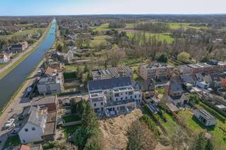 Ontdek jouw nieuwe thuis in Project ADAM in Mechelen. Dit kleinschalige nieuwbouwproject bestaat uit 11 moderne woningen op een uitstekende locatie aan de zuidrand van de stad, nabij de vaart. De woningen combineren een TOPlocatie met hedendaagse architectuur, energiezuinig wonen en een praktische indeling.<br /><br />Binnen het project bieden we vandaag nog twee ruime stapelwoningen aan. Deze woningen beschikken over 3 slaapkamers en zijn ontworpen met aandacht voor licht, ruimte en wooncomfort. Dankzij de doordachte indeling geniet je van ruime leefzones, een privéterras en toegang tot een mooi aangelegde gemeenschappelijke tuin. Ideaal voor wie rustig wil wonen met voldoende buitenruimte.<br /><br />De woningen voldoen aan strenge BEN-normen, wat zorgt voor een uitstekende isolatie en een laag energieverbruik. Dat betekent niet alleen meer wooncomfort, maar ook een duurzame investering op lange termijn.<br /><br />Een extra troef: de twee beschikbare stapelwoningen zijn deze lente instapklaar. Je kan dus binnenkort al verhuizen naar een nieuwbouwwoning zonder lange wachttijd.<br /><br />Project ADAM ligt op een strategische locatie aan de zuidrand van Mechelen, met vlotte verbindingen naar Brussel, Antwerpen en Leuven. Winkels, scholen en andere voorzieningen bevinden zich in de nabije omgeving, wat het dagelijkse leven bijzonder praktisch maakt.<br /><br />Daarnaast geniet je als koper van fiscale voordelen, zoals registratierechten op het grondaandeel en mogelijk 6% btw op de constructiewaarde (onder voorwaarden).<br /><br />Wil je meer weten over deze instapklare stapelwoningen in Project ADAM? <br />Neem gerust contact op met onze nieuwbouwspecialist. We informeren je graag en bekijken samen of deze woningen aansluiten bij jouw woonplannen.