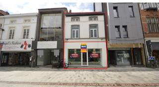 Bent u op zoek naar een commercieel pand op een toplocatie in Aalst? Deze goed gelegen handelseigendom aan de Kattestraat biedt u een uitstekende bereikbaarheid, vlakbij winkels, scholen, openbaar vervoer én met een vlotte verbinding naar de E40.<br />Kenmerken van het pand:<br />• Gelijkvloers van ca. 115 m², voorheen ingericht als handelsruimte met sanitair, berging en kitchenette.<br />• Kelder aanwezig.<br />• Eerste verdieping van ca. 60 m² en zolderverdieping van ca. 35 m² met mogelijkheden tot verdere inrichting.<br />• Verwarming via airco.<br />• Onmiddellijk beschikbaar bij akte.<br />Dit bedrijfsvastgoed biedt een ideale kans voor ondernemers, investeerders of wie op zoek is naar een multifunctionele ruimte met uitbreidingsmogelijkheden.<br />Interesse? Contacteer ons via info@immodelestre.be of bel 054 33 62 52. Meer info op www.immodelestre.be<br />