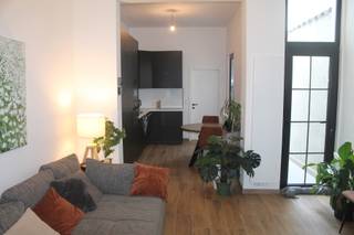 Prachtig vernieuwde woning met 4 slaapkamers en stadstuin.<br /><br />Deze woning werd met veel smaak volledig vernieuwd in 2021 en afgewerkt met kwaliteitsvolle materialen.<br />Inkom, voorplaats direct naast de inkomdeur die kan dienen als fietsenberging, of extra kamer.<br />Living met open keuken met veel lichtinval.<br />Berging en apart toilet.<br />Gezellige ommuurde stadstuin met terras.<br />Op de eerste verdieping zijn er 2 slaapkamers een badkamer met inloopdouche, ligbad en lavabomeubel en een apart toilet.<br />Op de tweede verdieping zijn er 2 slaapkamers en een badkamer met inloopdouche, lavabomeubel en toilet.<br />De centrale ligging zorgt ervoor dat alle faciliteiten op wandelafstand zijn zoals winkels, scholen, ontspanningsmogelijkheden en openbaar vervoer.<br /><br />Pluspunten:<br />4 slaapkamers<br />2 badkamers<br />Volledig vernieuwd in 2021<br />Centrale ligging