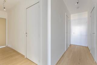 Le projet City Gate est entré dans sa deuxième phase avec un magnifique nouveau bloc d'appartements intemporels de 1, 2 ou 3 chambres, tous avec terrasse et entourés d'agréables jardins paysagers entre les bâtiments et les locaux commerciaux au rez-de-chaussée. Il est situé dans un quartier en plein essor, à deux pas du centre de Machelen, à la frontière avec Bruxelles. Cet emplacement idéal offre de nombreux avantages tels que les transports publics (gare), les commerces et les écoles. Tous les appartements sont isolés acoustiquement. La durabilité et l'efficacité énergétique sont plus importantes que jamais. C'est pourquoi City Gate Machelen propose la production d'eau chaude au moyen d'un chauffe-eau solaire et se conforme également aux dernières réglementations en matière d'énergie. Le projet convient parfaitement comme investissement en raison de son emplacement et de sa finition de haute qualité, mais il est également parfait pour y vivre. Profitez dès maintenant des prix de lancement.